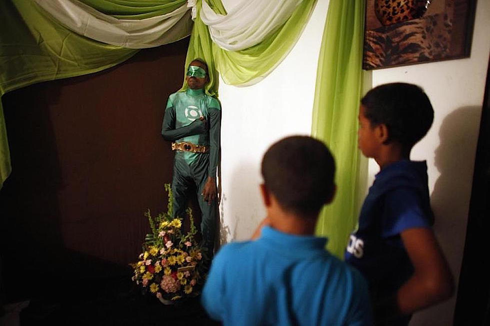 Think You’re a Big Comic Book Fan? This Guy Dressed Like Green Lantern at His Wake