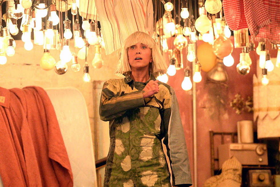 Kristen Wiig Danced During Sia’s Performance at the Grammy’s and it Was Amazing