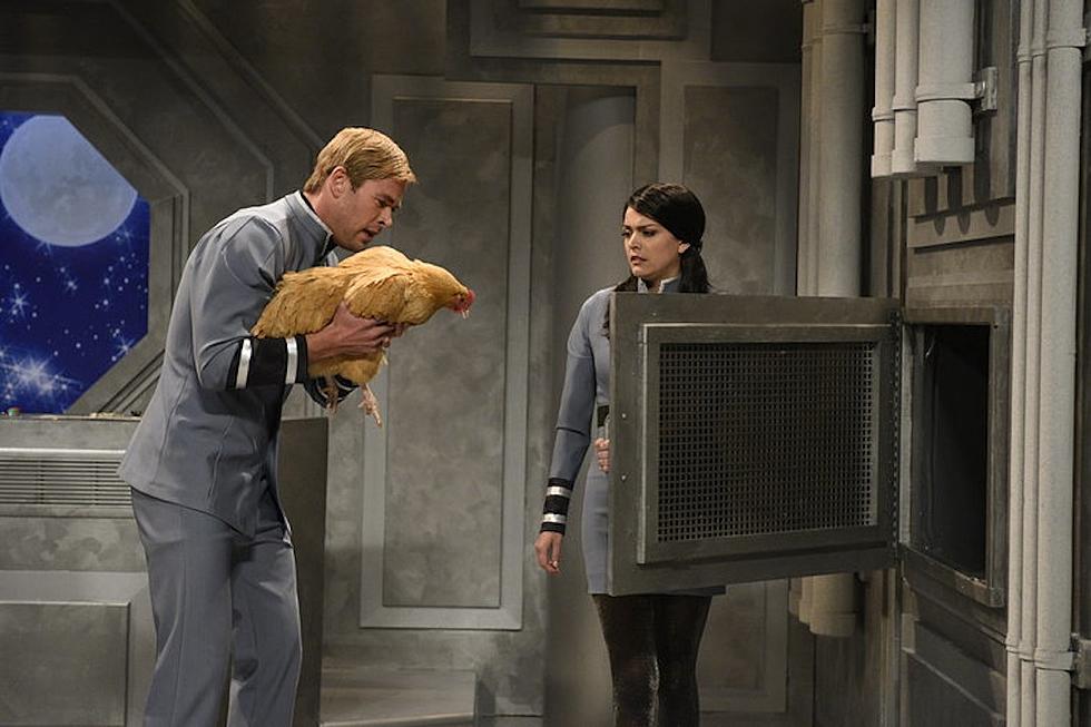 SNL: Chris Hemsworth Falls in Love With a Chicken in Outer Space