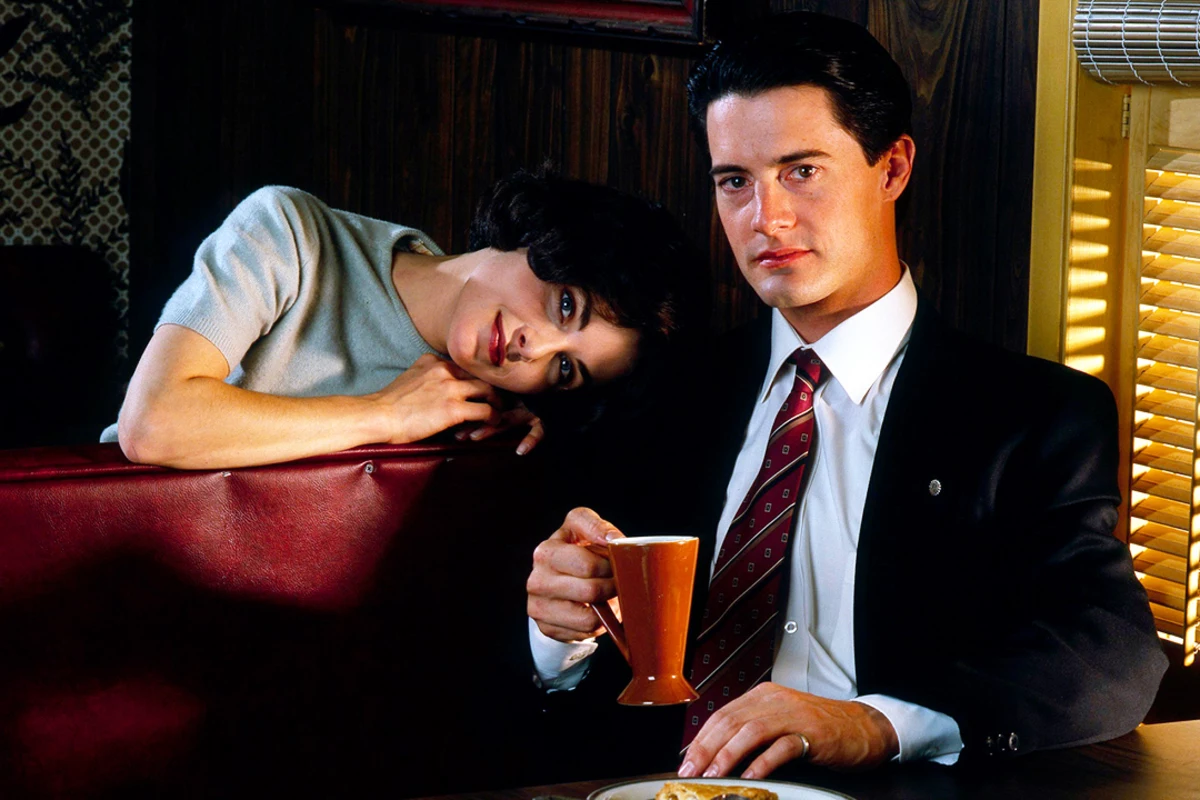 Showtime 'Twin Peaks' Confirms Sherilyn Fenn's Return Showtime 'Twin Peaks' Confirms Sherilyn Fenn's Return