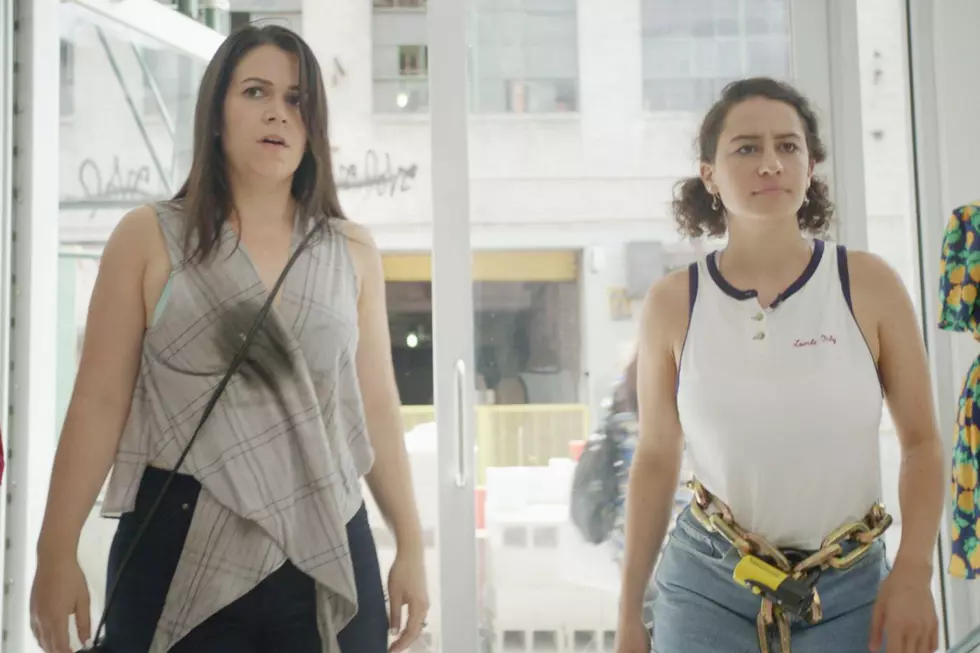 'Broad City' Can't Stay Off Grindr in First Season 3 Trailer