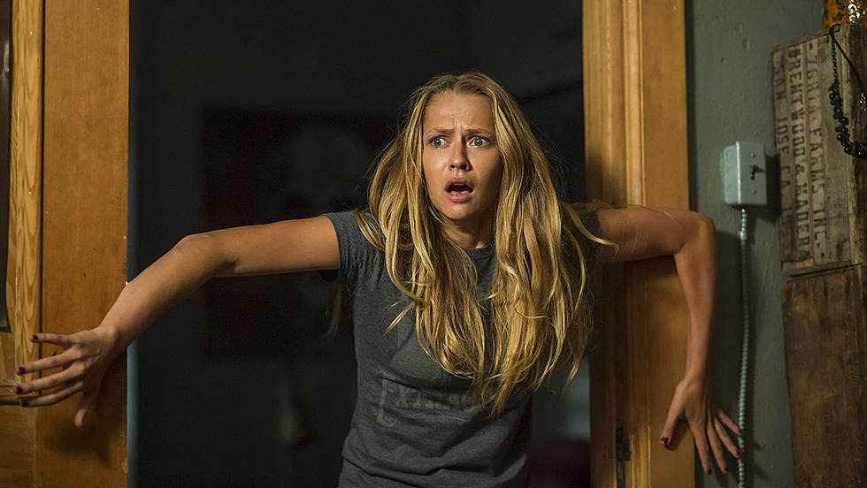 ‘Lights Out’ Review: An Undercooked Scary Movie with Some Fun Scares