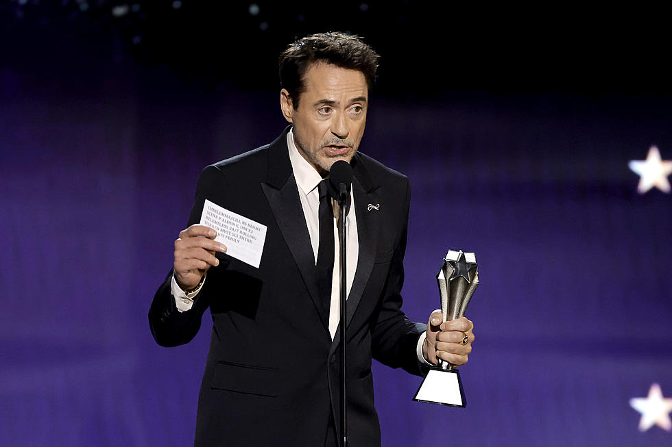Watch Robert Downey Jr. Read Bad Reviews At Critics Choice Awards