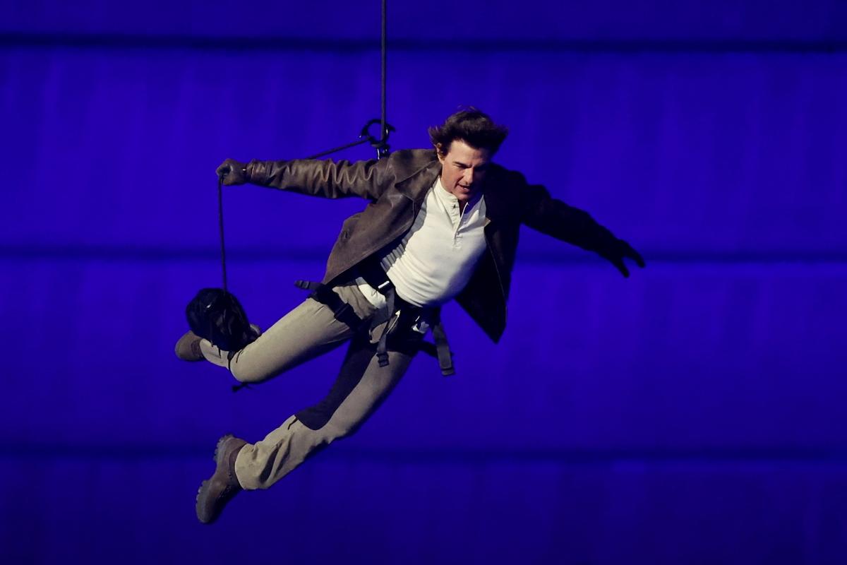 Tom Cruises Performs Stunt at Paris Olympics Closing Ceremony