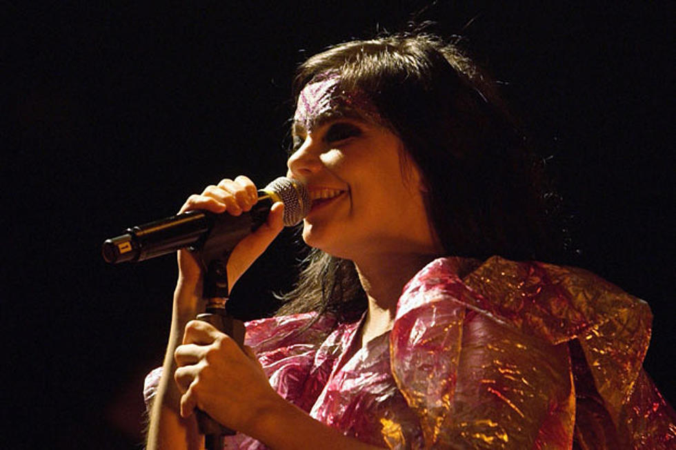 Bjork Dedicates Live Performance of &#8216;Declare Independence&#8217; to Pussy Riot