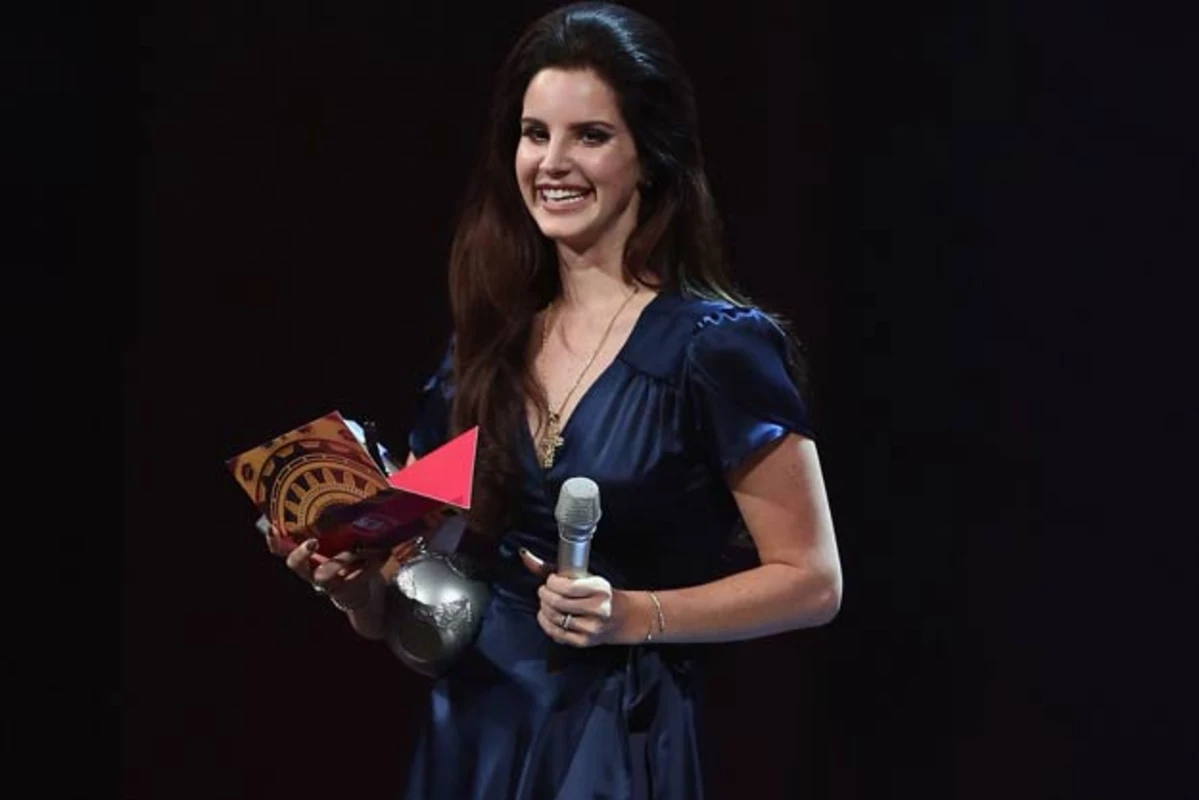 Lana Del Rey Wins ‘Best Alternative’ at MTV EMAs