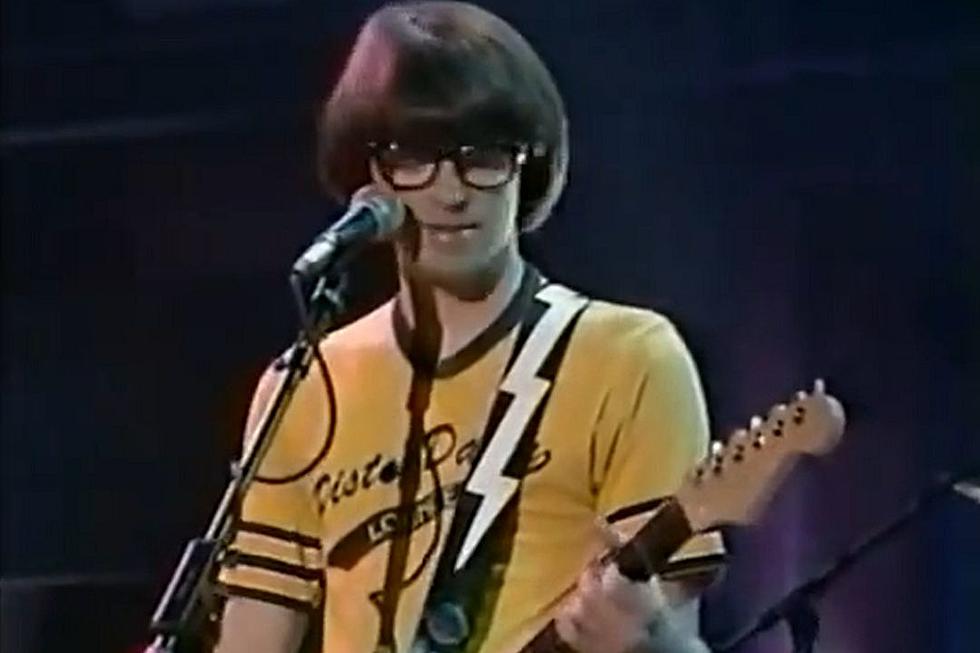 Throwback Thursday: Weezer Perform 'Undone' In 1994