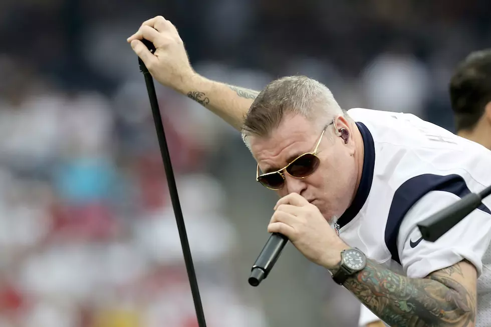 Smash Mouth Frontman Flips Out Over Thrown Bread at 2015 Taste of Fort Collins