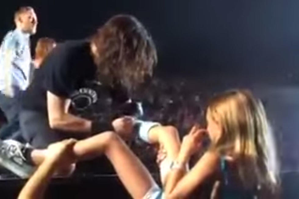 Foo Fighters’ Good Will Tour Continues: Dave Grohl Signs Fan’s Cast, Performs With Jewel