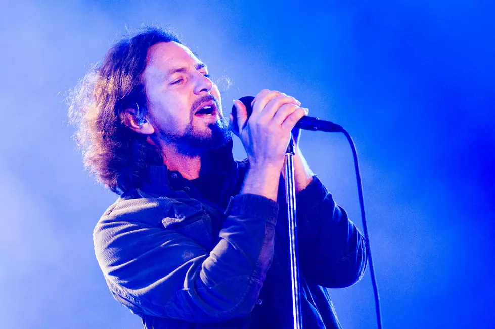 Pearl Jam Fans Illuminate Stadium During Cover of 'Imagine'