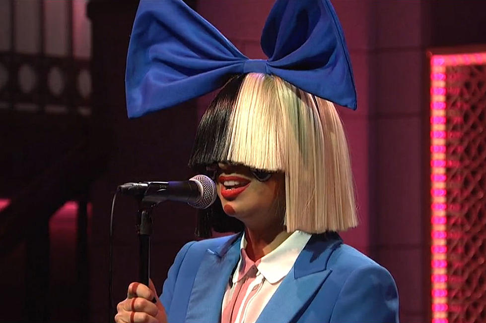 Sia Plays ‘Alive’ + ‘Bird Set Free’ on ‘Saturday Night Live’