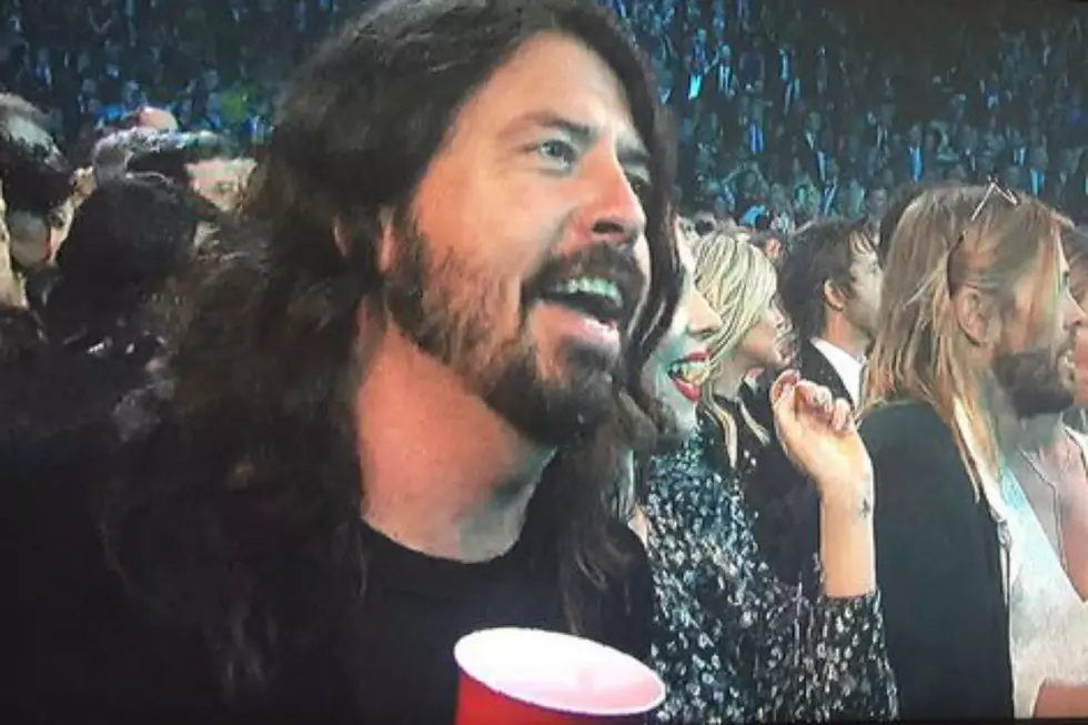 Dave Grohl Rocks Out to Lionel Richie’s Grammy Performance With Red Solo Cup in Hand
