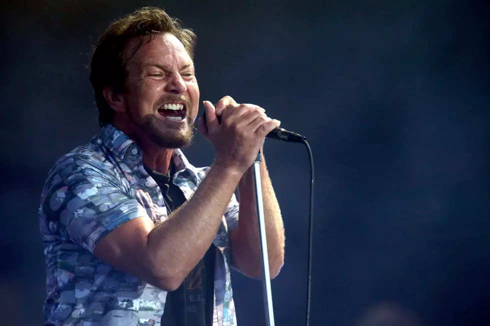Eddie Vedder Gives $10,000 to Struggling Family at Christmas