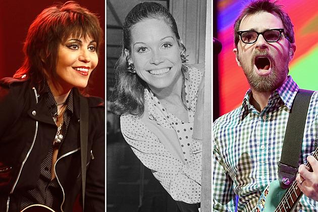 Joan Jett and Weezer Pay Tribute to Mary Tyler Moore