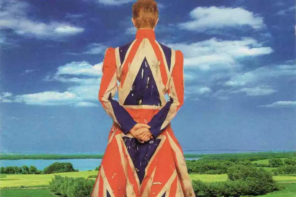 20 Years Ago: David Bowie Dives into Electronica on &#8216;Earthling&#8217;