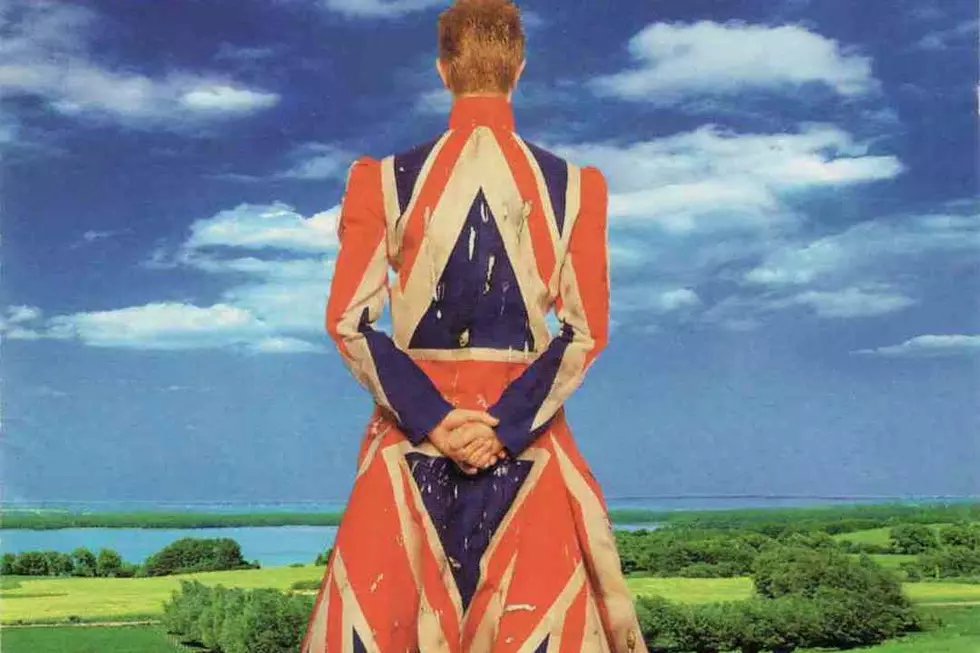 20 Years Ago: David Bowie Dives into Electronica on 'Earthling'