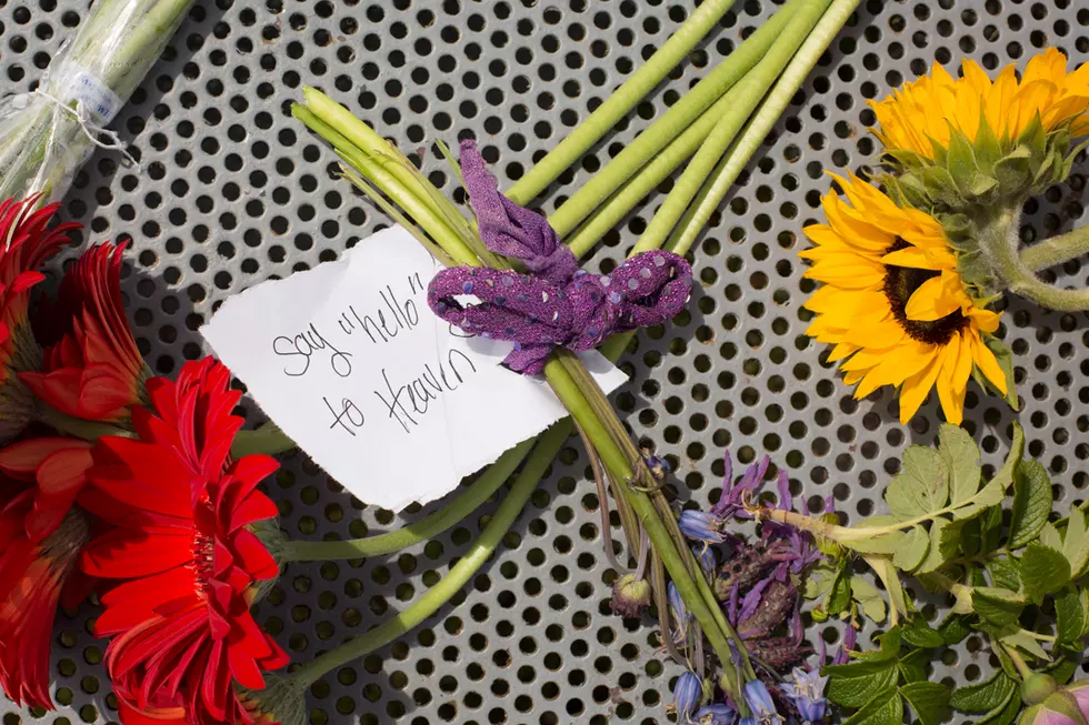 Fans Leave Chris Cornell Tributes at Seattle’s Sound Garden