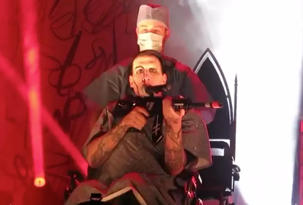 UPDATE: Marilyn Manson Points Fake Rifle at Crowd
