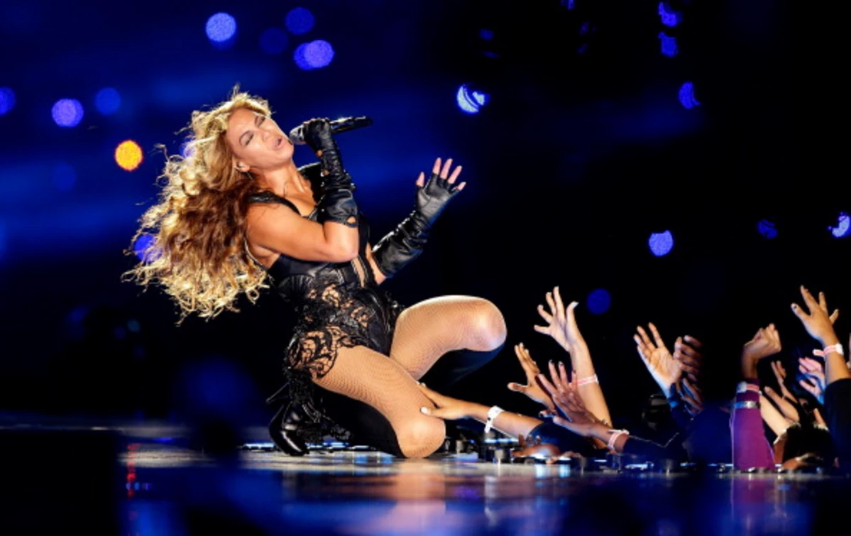 Beyonce's Hair Gets Stuck in Fan at Concert (video)