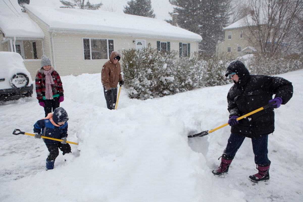 Снять снежок. Убирает снег. Дети убирают снег. Лопата для снега. Ребенок с лопатой зимой.