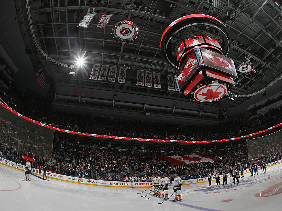 Toronto Hockey Fans Help Out with U.S. Anthem When Mic Cuts Out [Video]