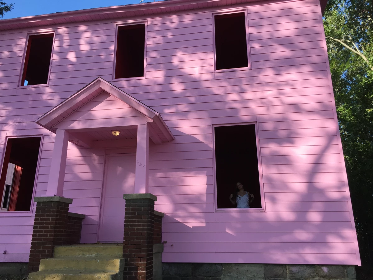 Фото розового дома. Розовый домик. Дом розового цвета. Черный и розовый дом. Розовый и темный дом.