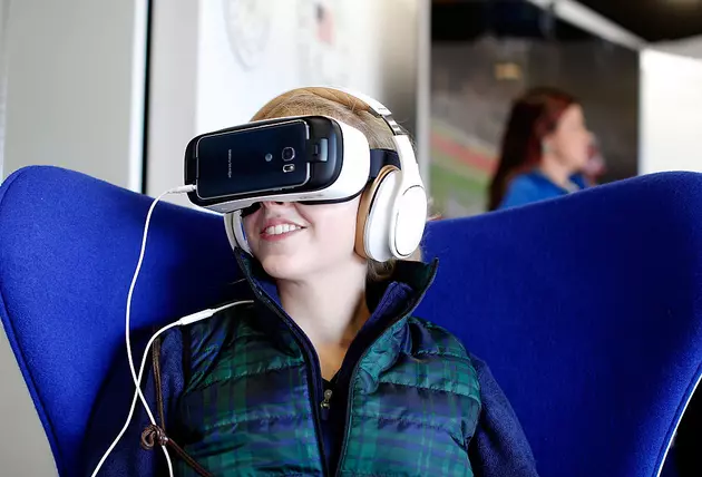 Virtual Reality Goggles the Hot New, Fun, Tech Device for 2016 [Video]