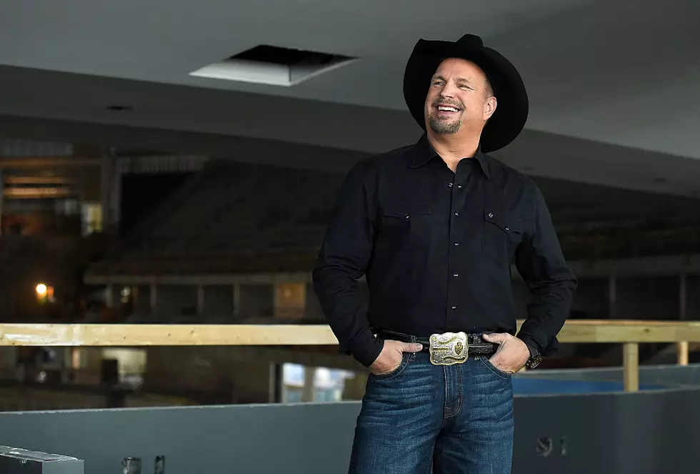 Garth Brooks Gets Internet Hate For Wearing Barry Sanders Jersey