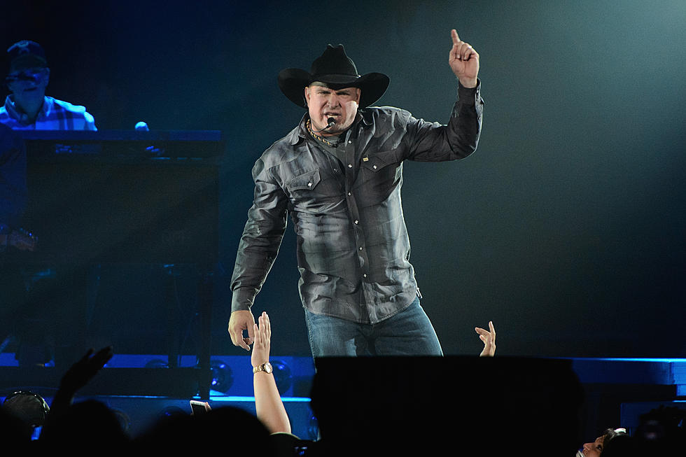 The Sign That Brought Garth Brooks Concert To a Halt [Video]