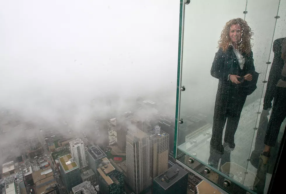 Tourists Flip Out as Glass Shatters on Observation Skydeck in Chicago [Video]