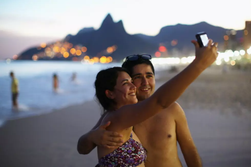 Selfies Anonymous: The Self Help Group For Selfie Addicts [Video]
