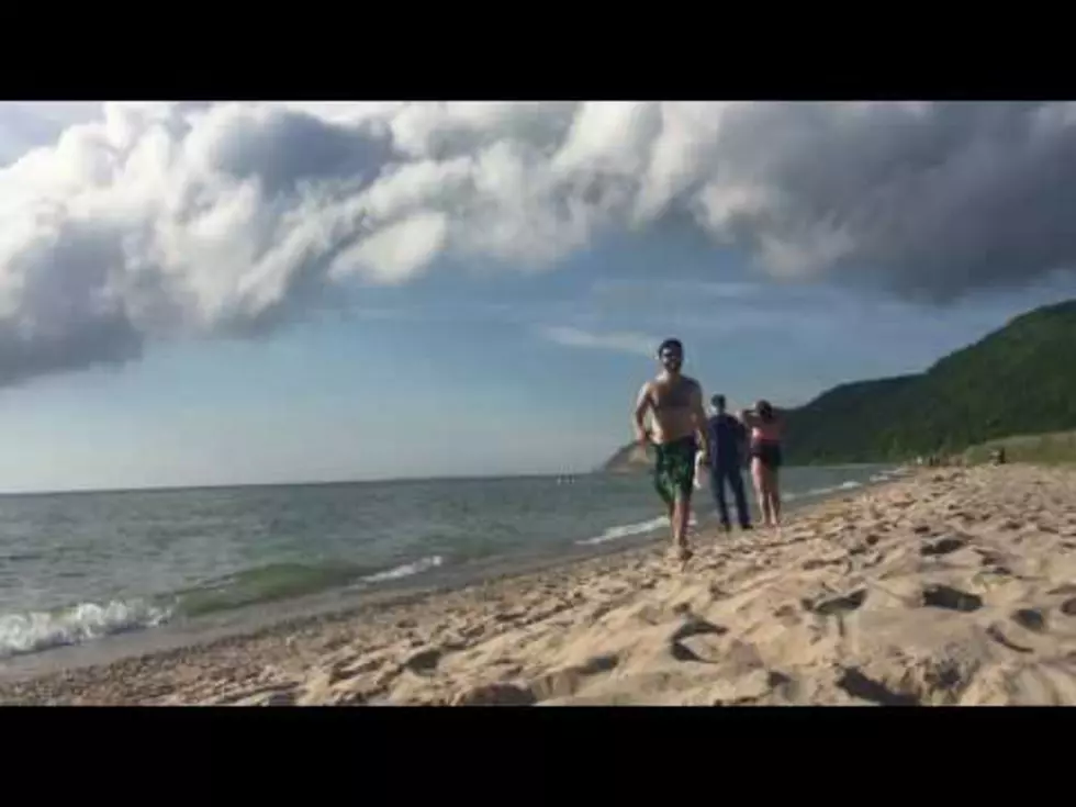 ‘Roll Cloud’ Rolls In Over Lake Michigan [Video]