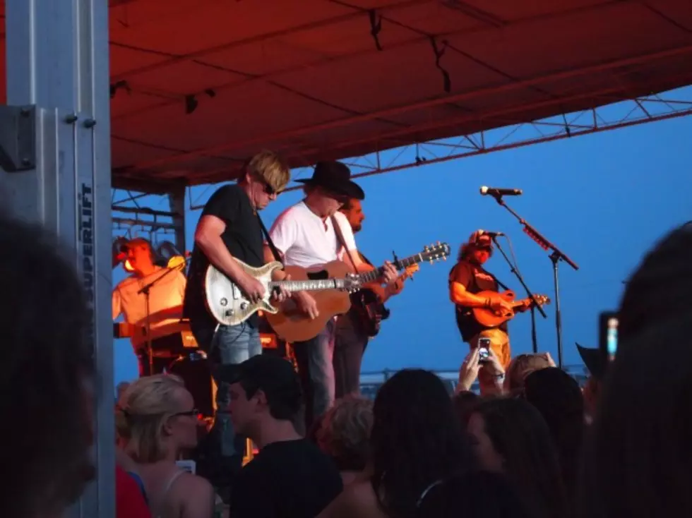 Tracy Lawrence a Hit at the Quincy Firefighters Local 63 Country Music Concert