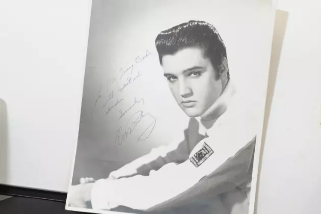 Elvis&#8217; Death Anniversary Brings Thousands to Memphis