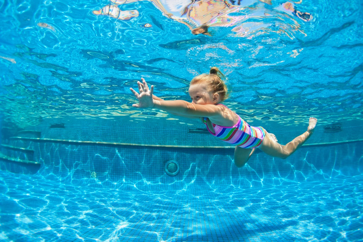 Можно заниматься в воде. Плавание дети. Дети в бассейне. Маленькая девочка плавает в бассейне. Детское плавание в бассейне.