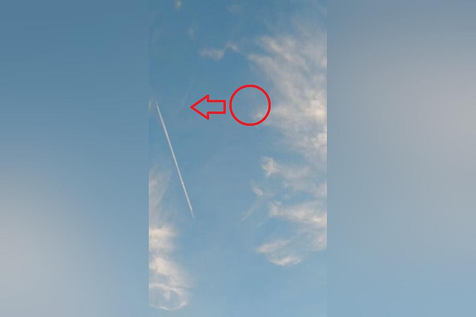 Weird UFO Over Missouri Appears to Be Following a Jet