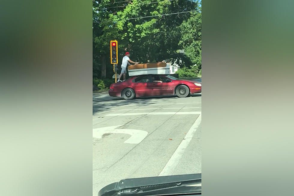 Video Shows How Dudes Move in Illinois When They Have No Truck