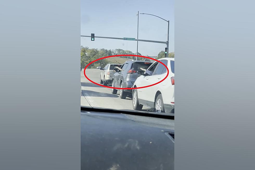 Watch Iowa Drivers Play Rock, Paper, Scissors at a Stop Light