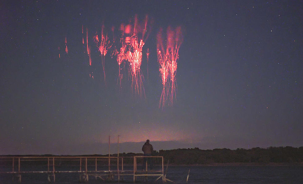 Photographer Captures Stunning Pic of Red Sprites Over Missouri