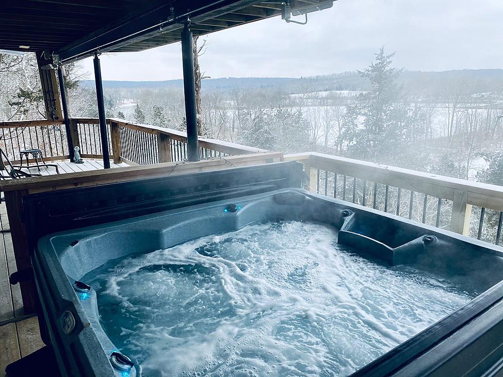 This Missouri Cottage with Hot Tub Overlooks the Meramec River