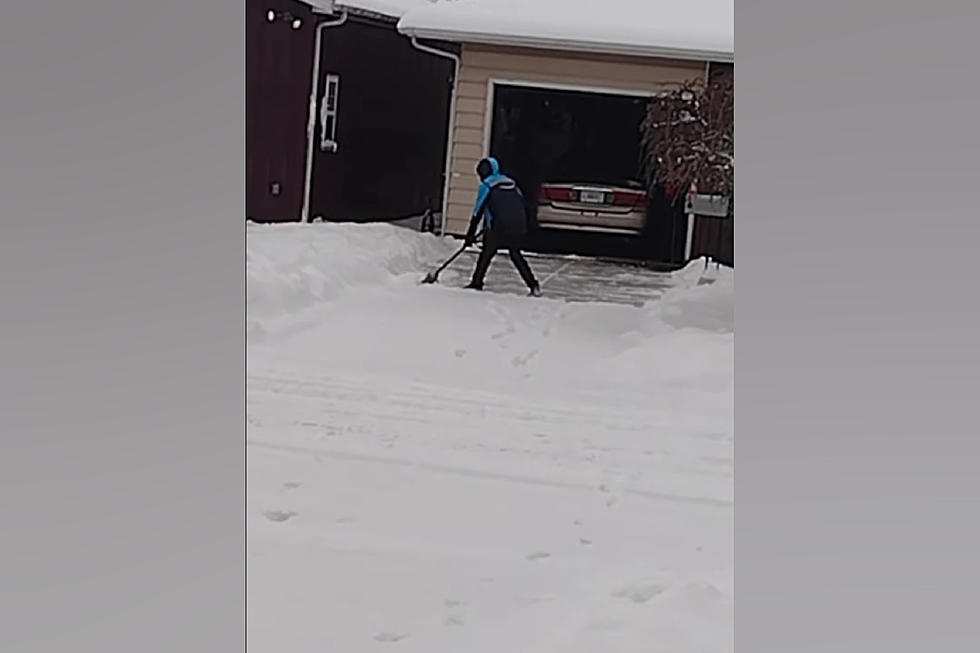 Midwestern Amazon Driver Stops to Shovel Elderly Woman&#8217;s Driveway