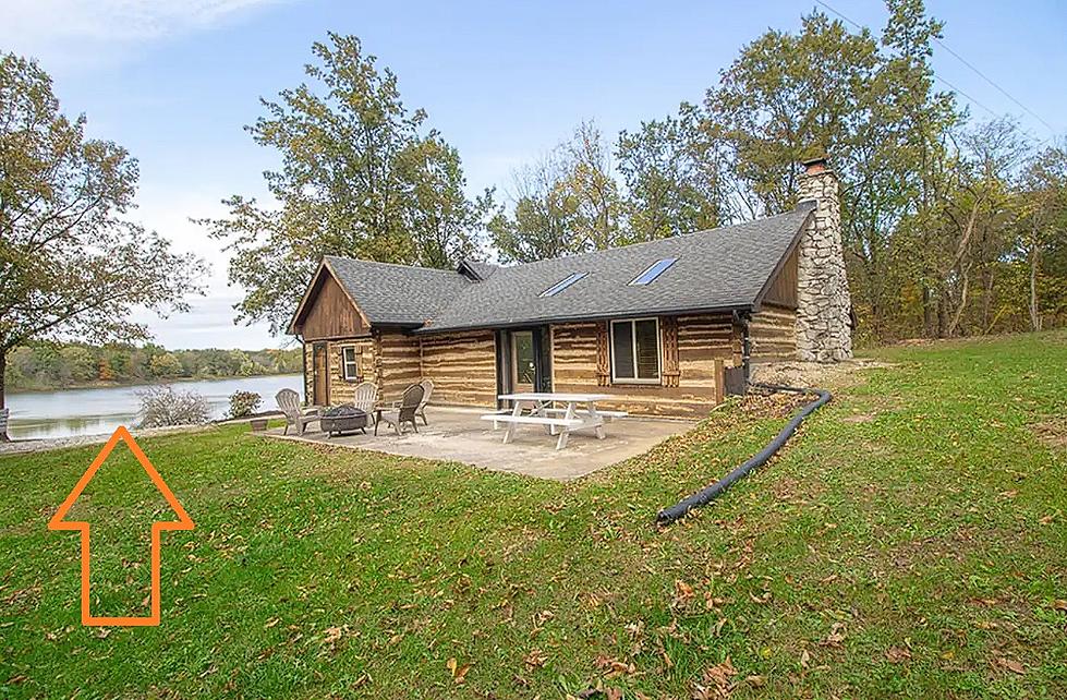 Missouri Log House Airbnb Near Columbia Next to a Quiet Lake