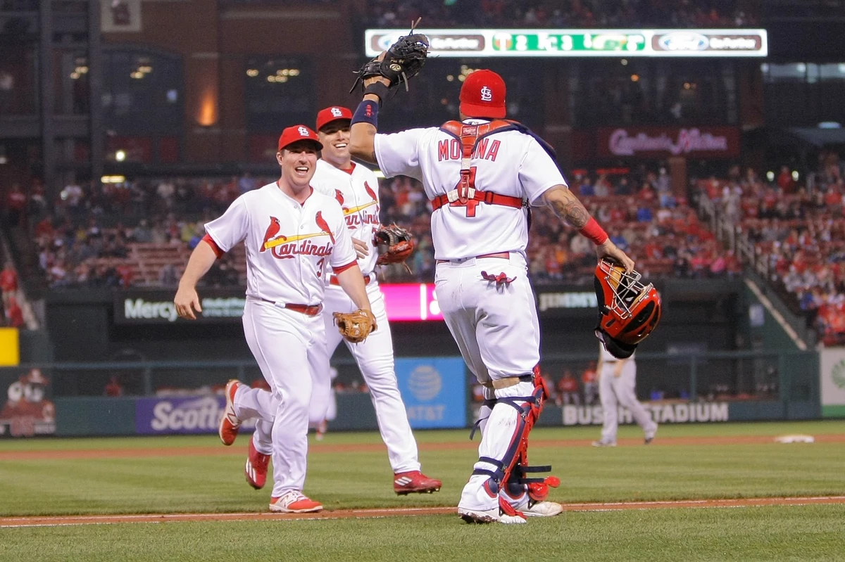 Molina helps Cardinals pick off victory against Reds