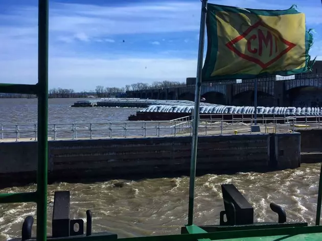 Loose Barges Stuck at Lock &#038; Dam 22