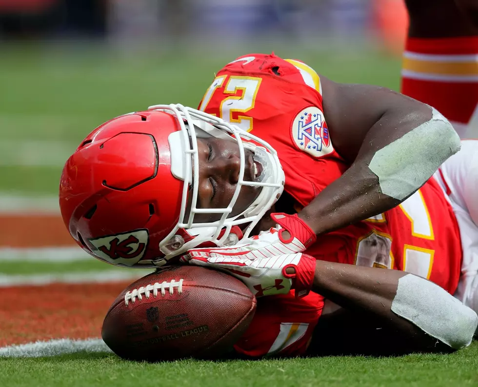 Hunt scores 2 TDs as Chiefs hold on to beat Eagles 27-20