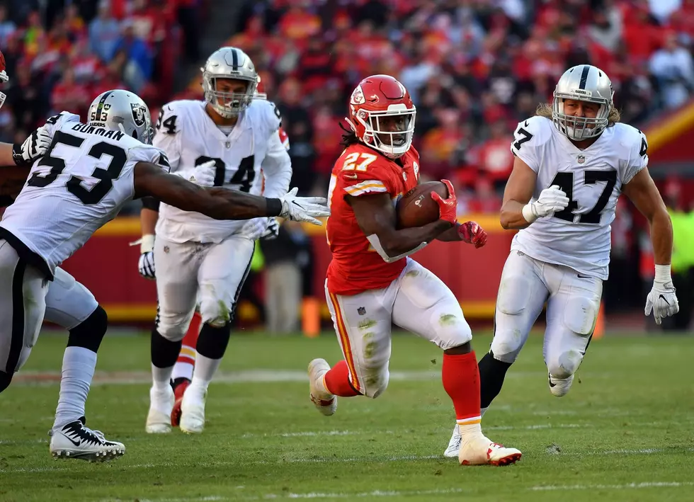 Hunt, defense spur Chiefs to 26-15 victory over Raiders