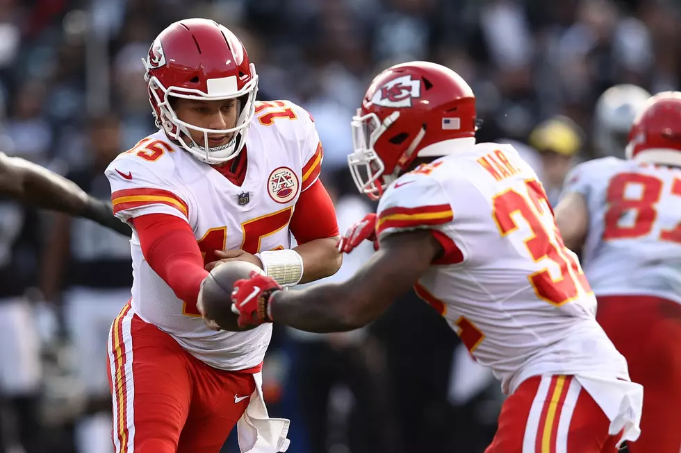 Mahomes throws 4 TDs to lead Chiefs past Raiders 40-33