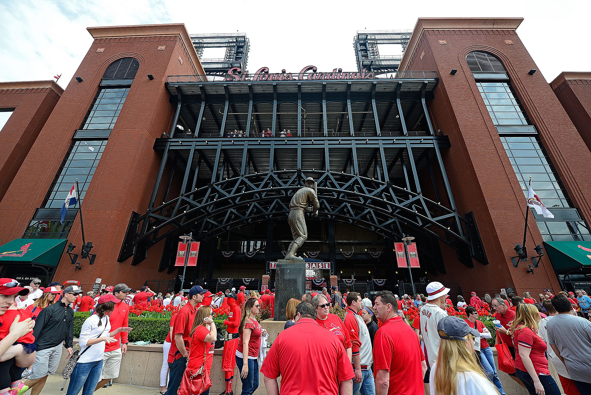 Cardinals dedicate Ted Simmons statue, retire his number