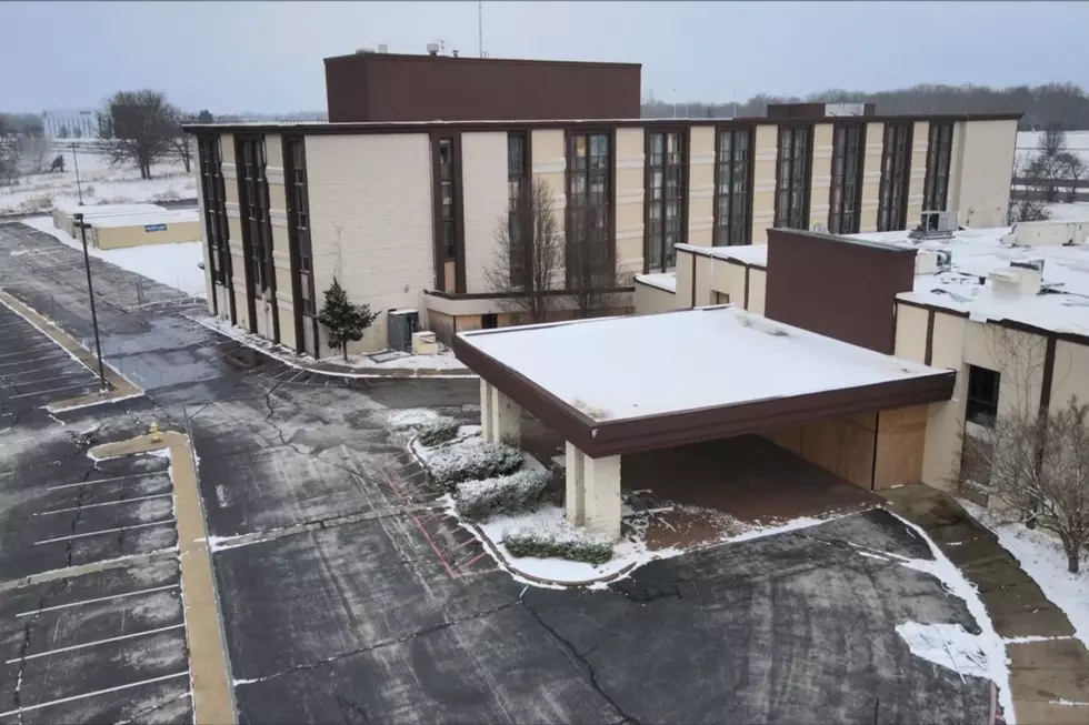 Check Out This Sad Looking Abandoned Missouri Holiday Inn [Pictures]