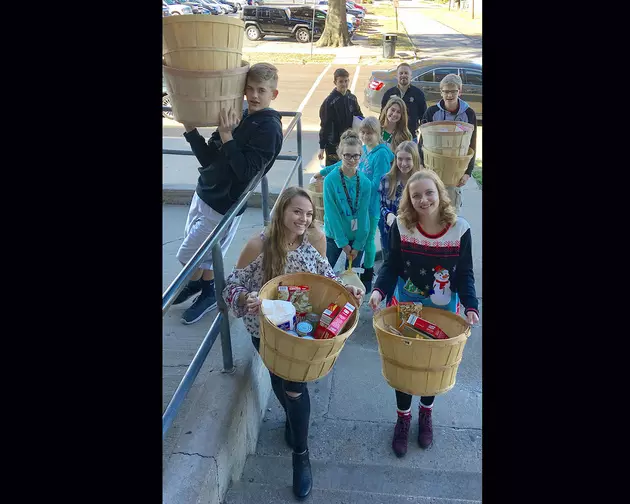 Smith-Cotton Students Deliver Thanksgiving Baskets
